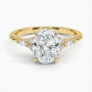 Anillo de compromiso de diamantes de corte ovalado premium en oro amarillo, estilo moderno, diamantes cultivados en laboratorio certificados por IGI, piedras laterales tipo baguette. - Product Image 1