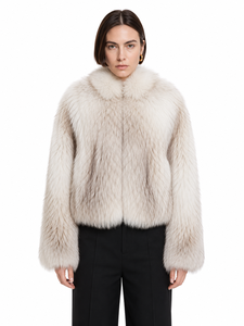 Veste de luxe pour femme en fausse fourrure ivoire avec col montant en peluche – Manteau d'hiver en fausse fourrure douce de qualité supérieure, élégant et inspiré des créateurs - Product Image 1