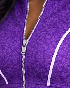 ชุดโยคะสองชิ้นสีม่วงสำหรับผู้หญิง เสื้อครอปซิปและกางเกงขาบานเอวสูง ตะเข็บตัดกัน ชุดออกกำลังกาย ชุดฟิตเนส ผู้ผลิตตามสั่ง - Product Image 5