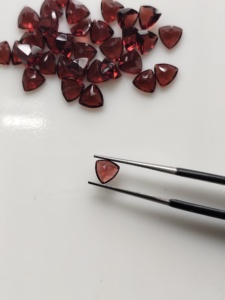Granat rouge naturel 6 mm, taille triligne, qualité supérieure, pierre précieuse en vrac pour la fabrication de bijoux - Product Image 3
