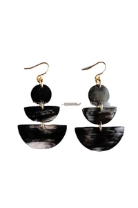 Boucles d'oreilles pendantes de luxe faites à la main de haute qualité pour femmes avec design en corne, couleurs et tailles personnalisables pour les acheteurs en gros - Product Image 6