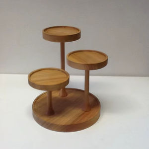 Support à gâteau en bois avec surface polie et lisse pour une présentation élégante des desserts - Product Image 1