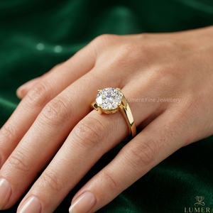 Anillo de Compromiso y Matrimonio Clásico con Diamante Cultivado en Laboratorio de Corte Redondo, Chapado en Oro de 18K de Lujo para Mujer, Certificado IGI - Product Image 5