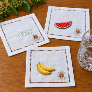 Serviette de cocktail à motif banane avec broderie artistique, idéale pour les cafés créatifs et les bars à domicile. - Product Image 1