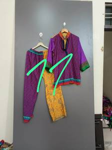 Ensemble de pyjama en satin de soie imprimé floral pour femmes avec haut à col en V, pantalon à taille élastique, logo sur le devant - Vêtements décontractés multi-saisons - Product Image 5
