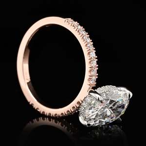 แหวนหมั้นเพชรโมอิสซาไนต์ทรงหยดน้ำแท้ 18K จากโรงงานโดยตรง พร้อมดีไซน์วงแหวนล้อมเพชรแบบ Halo และลายหยดน้ำด้านข้าง สำหรับเจ้าสาว ขายส่งเครื่องประดับ - Product Image 2
