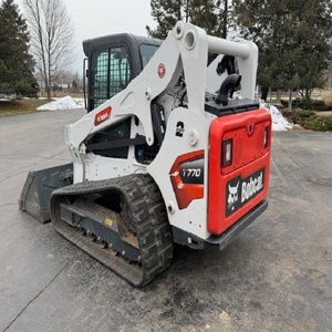 Le chargeur compact sur chenilles Bobcat T770, équipé d'un broyeur forestier, est une machine puissante conçue pour le défrichement des terres. - Product Image 2