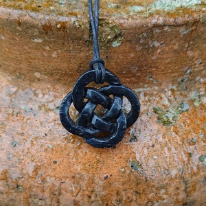 Collier avec pendentif en nœud celtique en bois, finition naturelle, bijoux faits à la main pour hommes et femmes - Product Image 5
