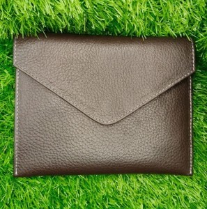 Portefeuille enveloppe en cuir marron uni sophistiqué pour homme, design minimaliste à double pli avec coutures durables et bouton-pression sécurisé - Product Image 1
