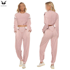 Conjunto Deportivo Casual de Dos Piezas para Mujer, Top Corto y Pantalones Deportivos en Color Rosa, Ideal para Fitness, Viajes, Ejercicio y Comodidad Diaria - Product Image 6