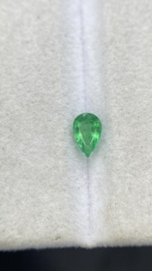 Piedra de Esmeralda Zambiana Natural Certificada de 6x4 MM, Corte Pera, con Buen Brillo, Gema Suelta para Joyería, 0.54 Quilates - Product Image 1