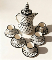 Tasse en céramique au design arabe avec finition naturelle et bord brut, parfaite pour la vaisselle de style rustique ou les maisons bio.