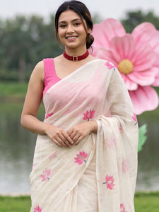 Sari traditionnel pour femme en coton blanc cassé, imprimé numérique Lotus rose, longueur ras du sol, infroissable et séchage rapide - Product Image 5
