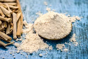 Extracto de Raíz de Asparagus Racemosus Natural y Orgánico de Buena Calidad, Extracto de Raíz de Shatavari en Polvo 20:1 de la India - Product Image 2