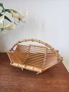Ensemble de 2 paniers pliants vintage en bambou du Vietnam, plateaux en rotin avec poignées, décoration naturelle de style mi-siècle, panier à fruits et à pain - Product Image 2