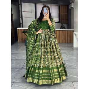 VESTIDO DE TRABAJO TEJIDO ZARI DE ALGODÓN A LA MODA CON DUPATTA VERDE - Product Image 1