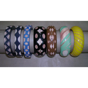 Bracelets en bois faits à la main pour boutique, bracelets en bois peints élégants, collection de bijoux en bois tendance, vente en gros de bracelets en bois - Product Image 1