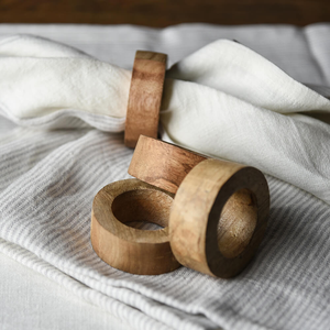 Anneaux de serviette modernes en bois poli faits à la main avec nœuds dorés, décoration de table - Product Image 4