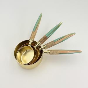 Tasses à mesurer en acier inoxydable avec poignée en résine au design élégant, parfaites pour la cuisine et la pâtisserie, ensemble de 4 pièces - Product Image 1