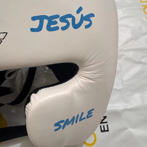 Gants de boxe et protège-tête en cuir de vachette de haute qualité, fabriqués sur mesure par le fabricant, pour la combat et l'entraînement. - Product Image 3