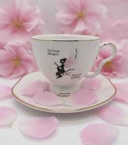 Ensemble tasse et soucoupe à café en céramique au design unique avec motif d'ailes de fille et inscription « Le futur appartient à celui qui se prépare pour aujourd'hui » - Product Image 1
