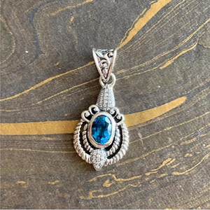 Colgante Solitario de Topacio Azul en Plata 925 Hecho a Mano, Joyería Ligera Unisex para Uso Diario y en Cualquier Ocasión - Product Image 2