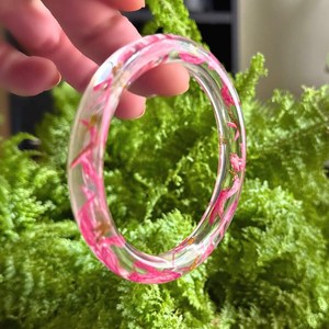 Brazalete de Resina Epoxi Esmaltada Hecho a Mano de Primera Calidad con Patrón Floral Rosa, Forma Redonda, Joyería Coleccionable, Artesanía Atemporal - Product Image 6