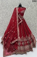 Ensemble de mariée en soie rouge de qualité supérieure, conçu à la main par Peacock Handwork, avec motif Moti rose, perles de cristal et travail de fils de coton multiples sur tissu en résille.
