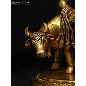 Estatua de latón de Lord Krishna de 12 pulgadas que sostiene a Govardhan Parvat en su obra de arte de escultura de dedo meñique - Product Image 4