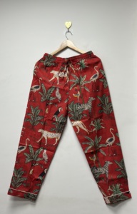 Conjunto de Pijama de Algodón Ecológico con Estampado de Animales de la Selva |   Conjunto de Pijama Rojo Safari de Verano |   Conjunto de Camisa y Pantalones Cómodos con Botones - Product Image 4