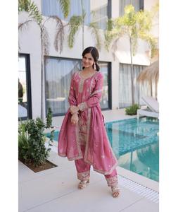 Traje tradicional indio de seda Ho con bordado multicolor y de hilo, conjunto Salwar Kameez con dupatta de trabajo elaborado. - Product Image 1