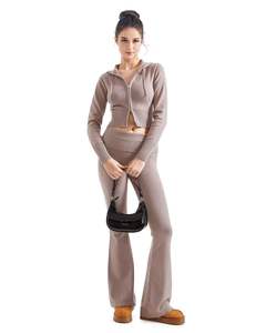 Ensemble de survêtement beige pour femme – Tenue de sport décontractée et élégante avec sweat à capuche zippé et pantalon évasé assorti – Vêtements de sport - Product Image 6