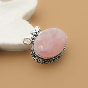 Colgante de Cuarzo Rosa Hecho a Mano en Plata – Elegante Diseño en Forma de Lágrima - Product Image 1