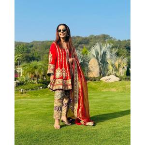 Ensemble haut, bas et dupatta de fête de taille unique rouge indien et pakistanais de la marque LC Designer - Product Image 5