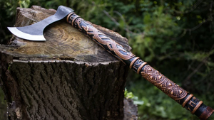 Hache viking artisanale PAK ENTERPRISES avec lame en acier courbée, manche en bois gravé de motifs celtiques complexes et design nordique - Product Image 4