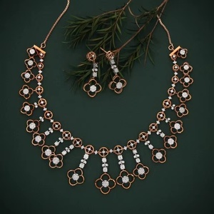 Parure de bijoux unisexe de luxe en or rose avec moissanite, collier et boucles d'oreilles en forme de fleur, sertissage à griffes, taille brillant rond - Product Image 1