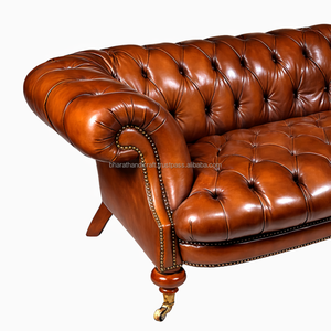 Magnifique canapé Chesterfield du XIXe siècle en cuir et noyer, avec capitonnage profond, accoudoirs roulés et design antique classique - Product Image 6