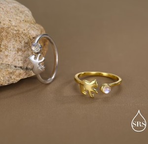Bague en argent sterling avec chat jouant avec une balle et pierres de lune créées en laboratoire, taille ajustable, bague ouverte, bagues empilables - Product Image 1