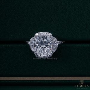 Bague de fiançailles personnalisée en or blanc 18 carats avec trois pierres taille coussin allongées et halo de pierres latérales Cadillac, vente en gros - Product Image 2