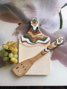 Planche à découper en bois et résine imperméable avec surface en résine scellée pour la préparation des aliments, le service et la décoration de cuisine - Product Image 2