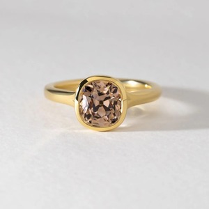 Anillo de Compromiso de Lujo Personalizado con Diamante Cultivado en Laboratorio de 2 Quilates con Corte Cojín y Engaste de Bisel, Oro Amarillo de 14 Quilates, OEM ODM, para Fiestas - Product Image 1