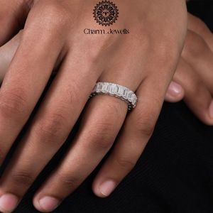 Anillo de compromiso clásico para mujer de plata 925 con moissanita de corte cojín y engaste de garras - Product Image 1