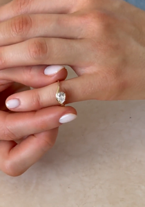 Anillo Ondulado con Diamante en Forma de Pera de 1 Quilate, Diamante Cultivado en Laboratorio y Moissanita, Anillo de Dedo Único Minimalista de Oro Sólido de 14K para Mujer, Regalo para Ella - Product Image 2