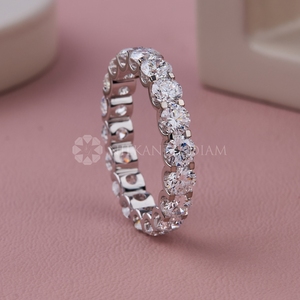 Bague élégante en or blanc avec diamants créés en laboratoire, coupe ronde, pour femme, provenant d'un fournisseur indien. - Product Image 3