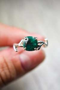 Bague en émeraude naturelle brute, forme carrée, faite à la main, style vintage, inspirée de la nature, bijoux en émeraude pour femmes - Product Image 6