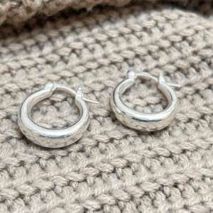 Petites boucles d'oreilles créoles épaisses et rondes, minimalistes, pour femmes, plaquées argent, délicates - Bijoux pour fêtes et cadeaux - Product Image 1