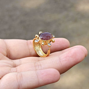 Bague ajustable en laiton massif plaqué or 18 carats avec pierre ovale en quartz cerise naturel et accent CZ, motif soleil, vente en gros - Product Image 4