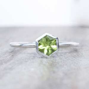 Bague en argent sterling hexagonale avec péridot, pierre de naissance d'août, bague empilable, bijoux minimalistes pour femmes, fournisseur en gros - Product Image 2
