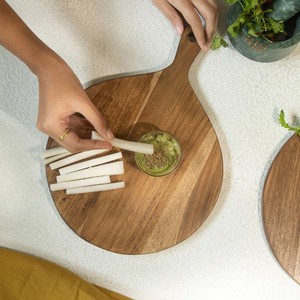 Planche en bois antidérapante tendance de 36 cm x 26 cm x 1,25 cm d'épaisseur pour servir et couper les pizzas, sûre et pratique avec poignée intégrée - Product Image 1