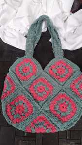 Sac fourre-tout artisanal en coton au crochet, motif floral Granny Square, réutilisable, style bohème, à porter à l'épaule - Product Image 5